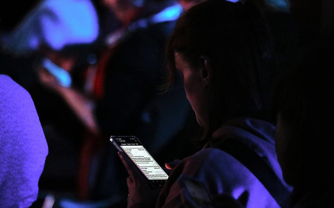 Junge Frau mit Smartphone (Archiv) - Foto: über dts Nachrichtenagentur