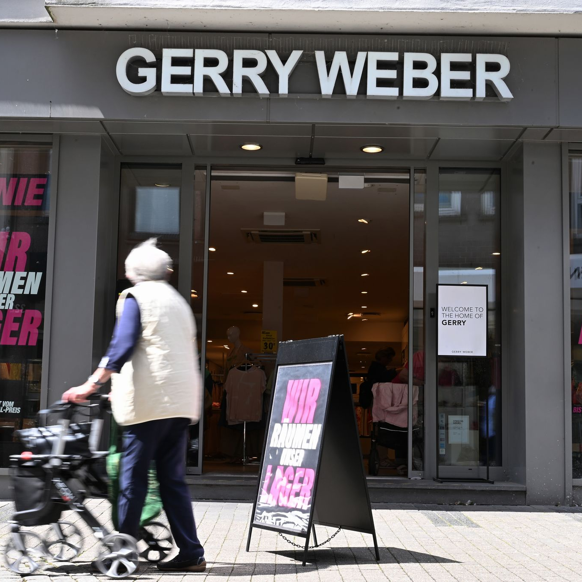 Der Abverkauf läuft auf Hochtouren in den verbliebenen Gerry-Weber-Shops in Deutschland. - Foto: Wolf von Dewitz/dpa