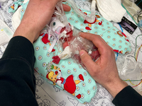 Etwas mehr als ein Päckchen Butter wog die kleine Marie, als sie im Februar zur Welt kam. Seitdem ist das Kind gut gewachsen. - Foto: Privat/Kinderklinik Dritter Orden Passau/dpa