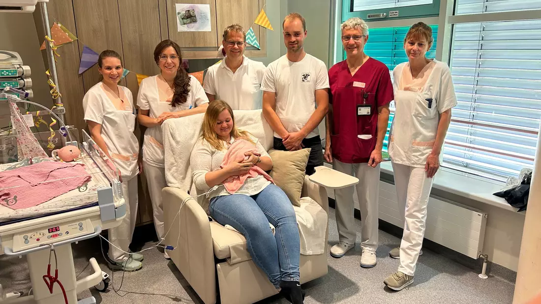 Chefarzt Matthias Keller spricht von einem kleinen Wunder. Inzwischen gehe es dem Kind ausgezeichnet, das Gewicht habe sich mehr als vervierfacht. - Bild: Kinderklinik Dritter Orden Passau/dpa