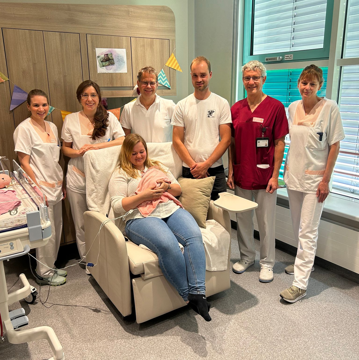 Chefarzt Matthias Keller spricht von einem kleinen Wunder. Inzwischen gehe es dem Kind ausgezeichnet, das Gewicht habe sich mehr als vervierfacht. - Foto: Kinderklinik Dritter Orden Passau/dpa