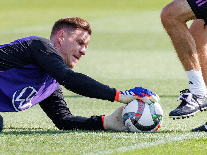 Fällt lange aus: Nationaltorhüter ter Stegen. - Foto: Daniel Karmann/dpa