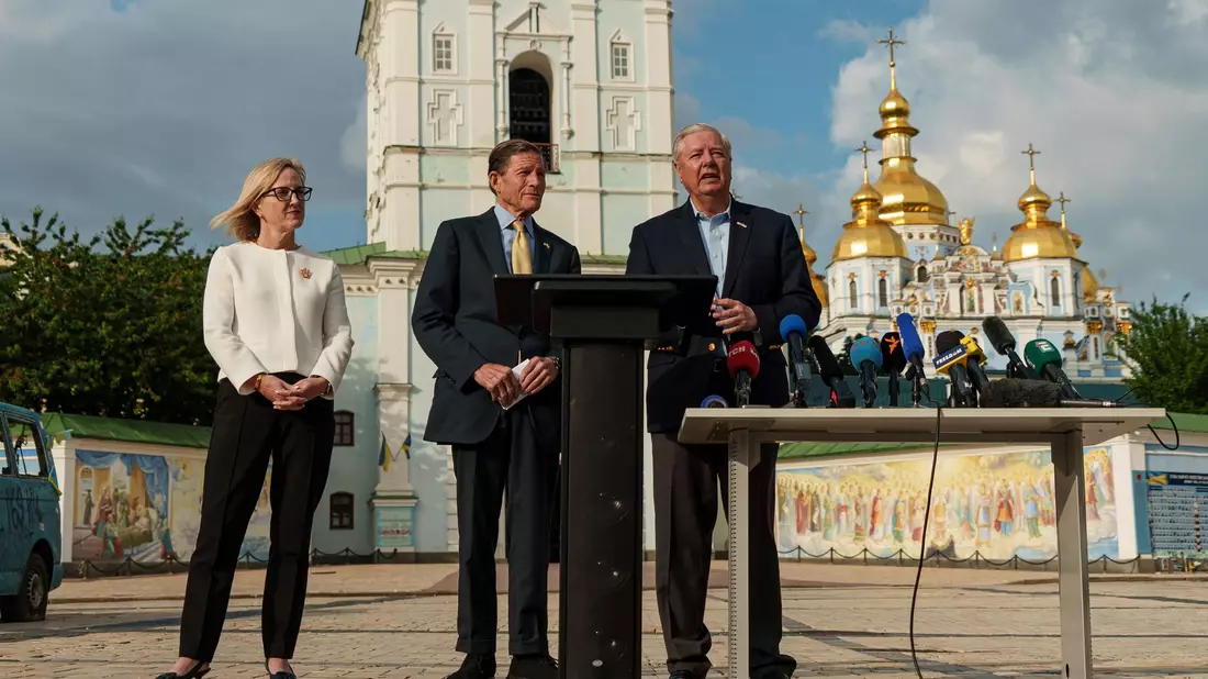 Die US-Senatoren LIndsey Graham und Richard Blumenthal haben in Kiew auch den ukrainischen Präsidenten Wolodymyr Selenskyj zu Gesprächen getroffen.  - Bild: Vasilisa Stepanenko/AP/dpa