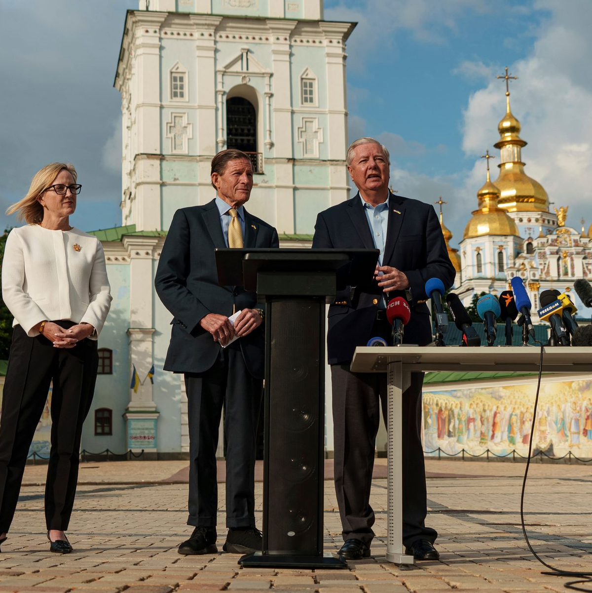 Die US-Senatoren LIndsey Graham und Richard Blumenthal haben in Kiew auch den ukrainischen Präsidenten Wolodymyr Selenskyj zu Gesprächen getroffen.  - Foto: Vasilisa Stepanenko/AP/dpa