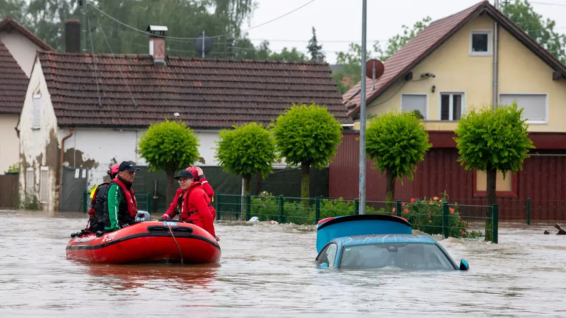 Das Hochwasser richtete sowohl Schäden an, die von der Sachversicherungen gedeckt waren, als auch solche, die in den Kfz-Bereich fallen. (Archivbild) - Bild: Stefan Puchner/dpa