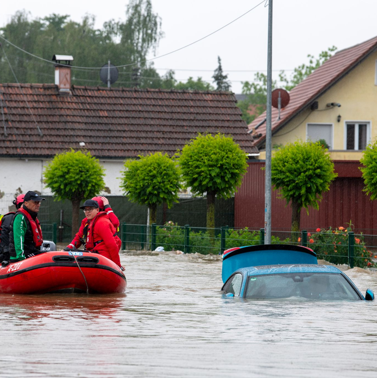 Das Hochwasser richtete sowohl Schäden an, die von der Sachversicherungen gedeckt waren, als auch solche, die in den Kfz-Bereich fallen. (Archivbild) - Foto: Stefan Puchner/dpa