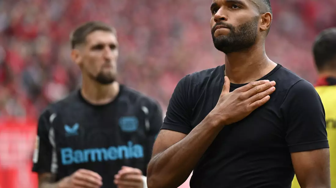 Ob Jonathan Tah (r.) schon bei der Club-WM für den FC Bayern spielen kann, hängt auch von Bayer Leverkusen ab.  - Bild: Arne Dedert/dpa