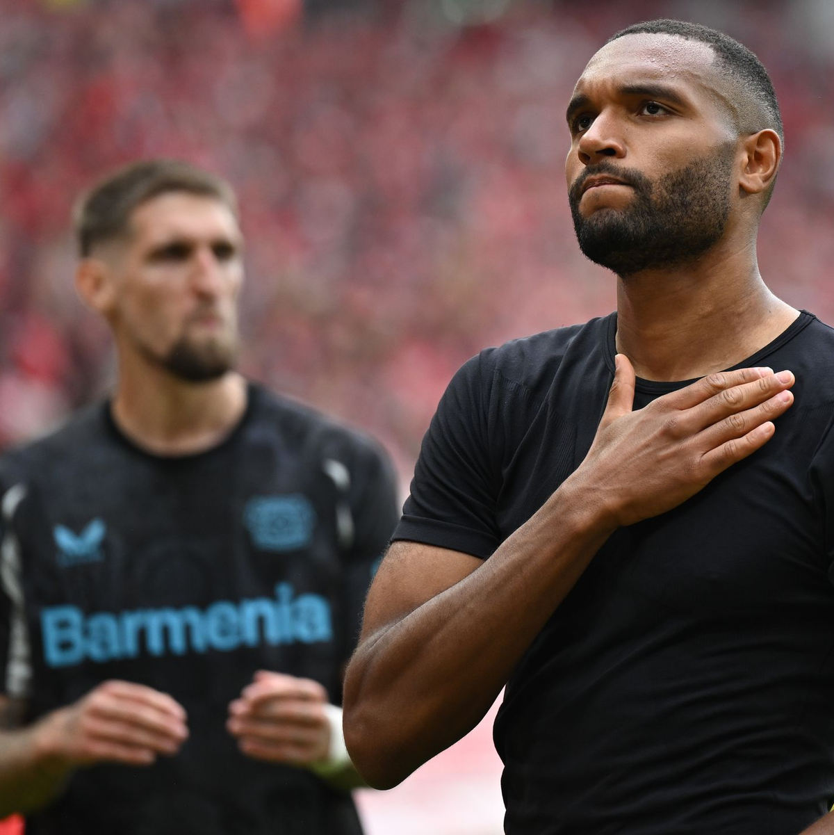 Ob Jonathan Tah (r.) schon bei der Club-WM für den FC Bayern spielen kann, hängt auch von Bayer Leverkusen ab.  - Foto: Arne Dedert/dpa