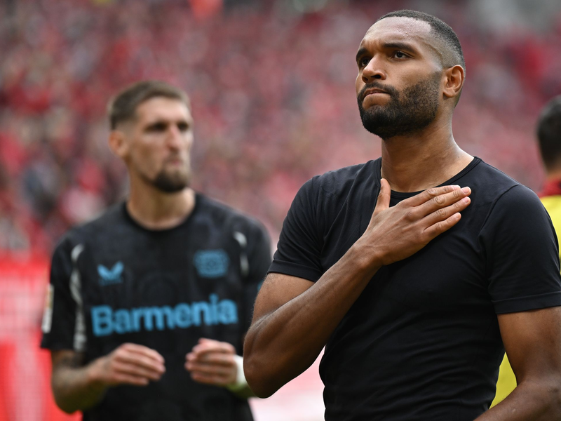 Ob Jonathan Tah (r.) schon bei der Club-WM für den FC Bayern spielen kann, hängt auch von Bayer Leverkusen ab.  - Foto: Arne Dedert/dpa