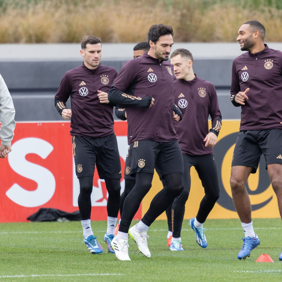Mats Hummels (l.) wird wohl nicht für den BVB in Amerika spielen. Jonathan Tah will für seinen neuen Club spielen.  - Foto: Jürgen Kessler/dpa