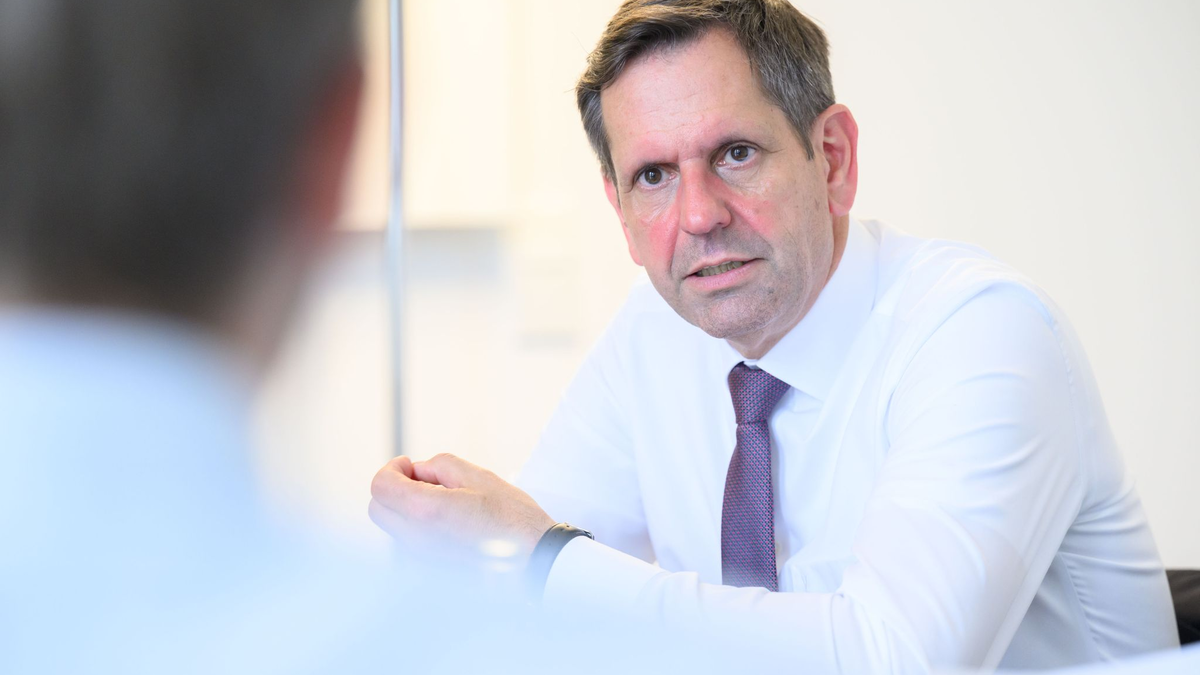 Niedersachsens neuer Ministerpräsident Olaf Lies will die geplanten Investitionen möglichst schnell sichtbar machen. - Foto: Julian Stratenschulte/dpa