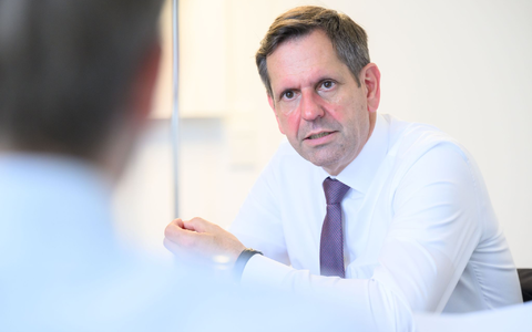 Niedersachsens neuer MinisterprÀsident Olaf Lies will die geplanten Investitionen möglichst schnell sichtbar machen. - Foto: Julian Stratenschulte/dpa Niedersachsens neuer MinisterprÀsident Olaf Lies will die geplanten Investitionen möglichst schnell sichtbar machen. - Foto: Julian Stratenschulte/dpa