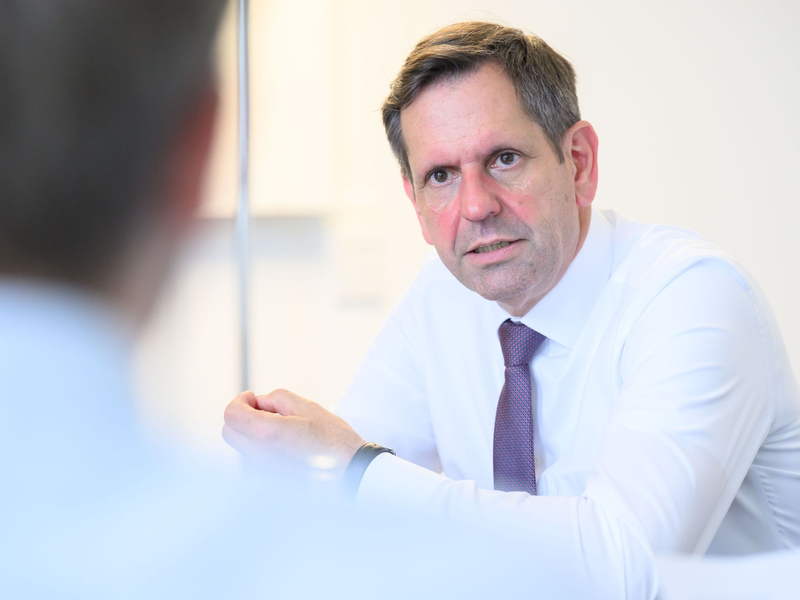 Niedersachsens neuer Ministerpräsident Olaf Lies will die geplanten Investitionen möglichst schnell sichtbar machen. - Foto: Julian Stratenschulte/dpa