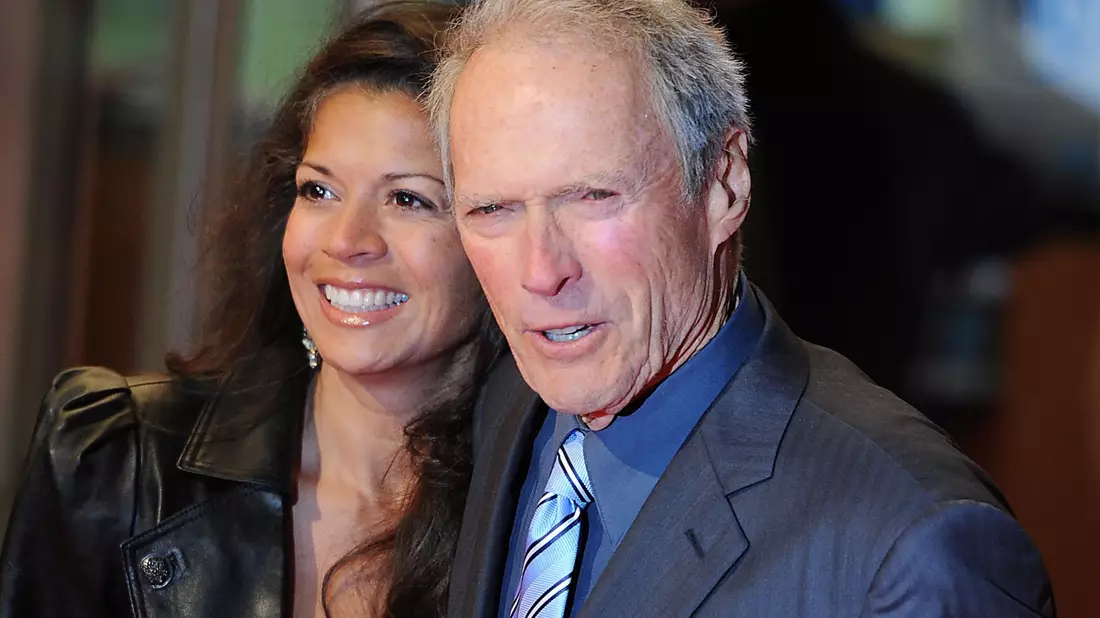 Clint Eastwood 2010 mit seiner damaligen Ehefrau Dina. Er ging zwei Ehen ein, beide wurden geschieden. (Archivfoto) - Bild: picture alliance / dpa