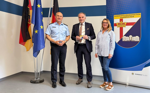 BPOLI-SB: Besuch des neuen französischen Generalkonsuls in der Bundespolizeiinspektion SaarbrĂŒcken - Zeichen der gelebten Partnerschaft in der Grenzregion - Foto: presseportal.de BPOLI-SB: Besuch des neuen französischen Generalkonsuls in der Bundespolizeiinspektion SaarbrĂŒcken - Zeichen der gelebten Partnerschaft in der Grenzregion - Foto: presseportal.de