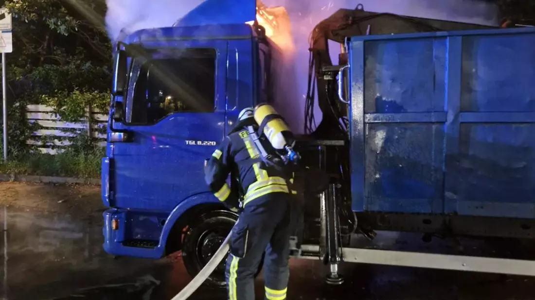 FW Celle: LKW-Brand direkt vor dem Feuerwehrhaus - Bild: presseportal.de
