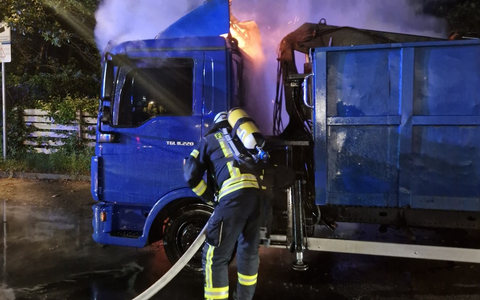 FW Celle: LKW-Brand direkt vor dem Feuerwehrhaus - Foto: presseportal.de