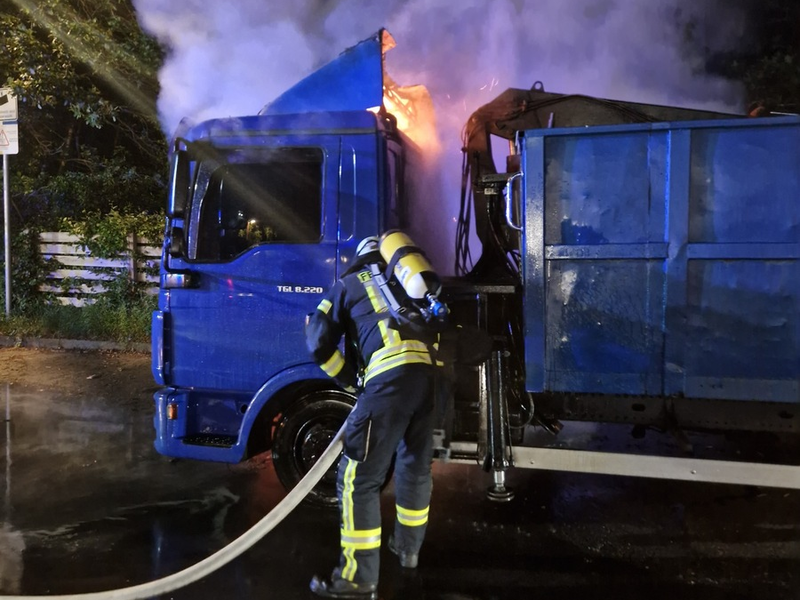 FW Celle: LKW-Brand direkt vor dem Feuerwehrhaus - Foto: presseportal.de