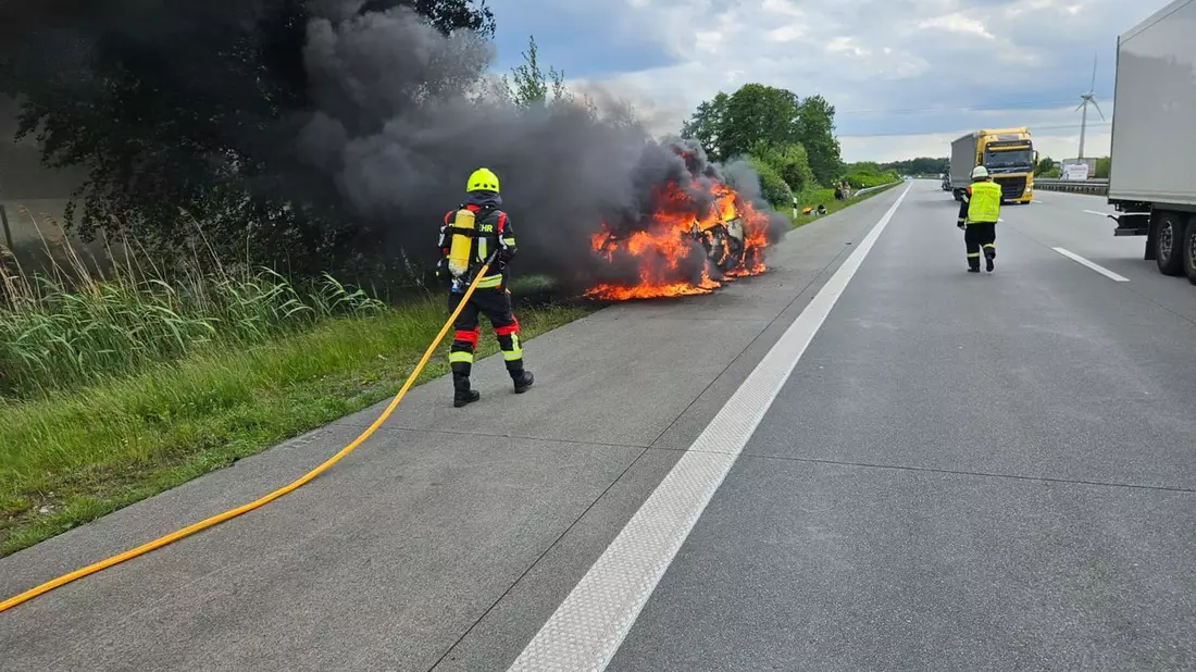 FW-ROW: Feuerwehr löscht brennenden PKW auf der Autobahn A1 - Bild: presseportal.de