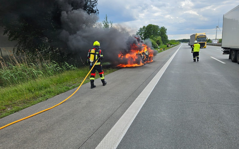 FW-ROW: Feuerwehr löscht brennenden PKW auf der Autobahn A1 - Foto: presseportal.de