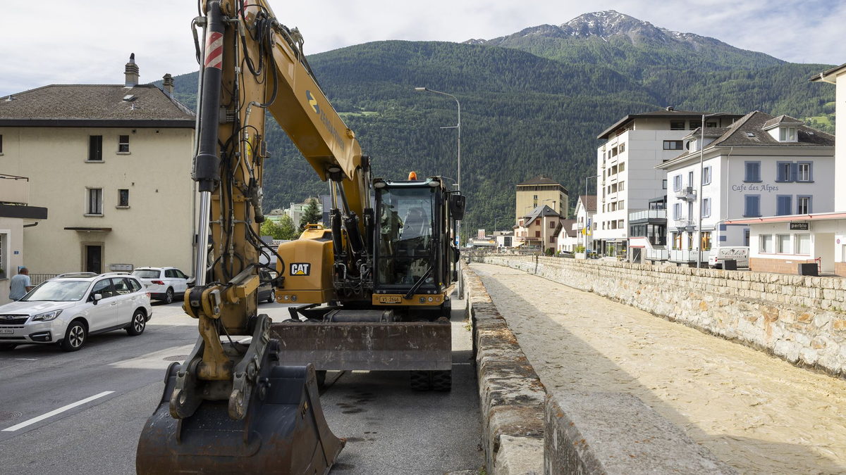 Die Lonza hat sich mehrere Wege über den Schuttkegel gesucht.  - Foto: Cyril Zingaro/KEYSTONE/dpa