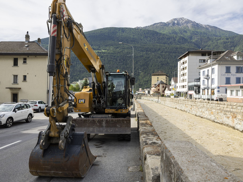 Die Lonza hat sich mehrere Wege über den Schuttkegel gesucht.  - Foto: Cyril Zingaro/KEYSTONE/dpa