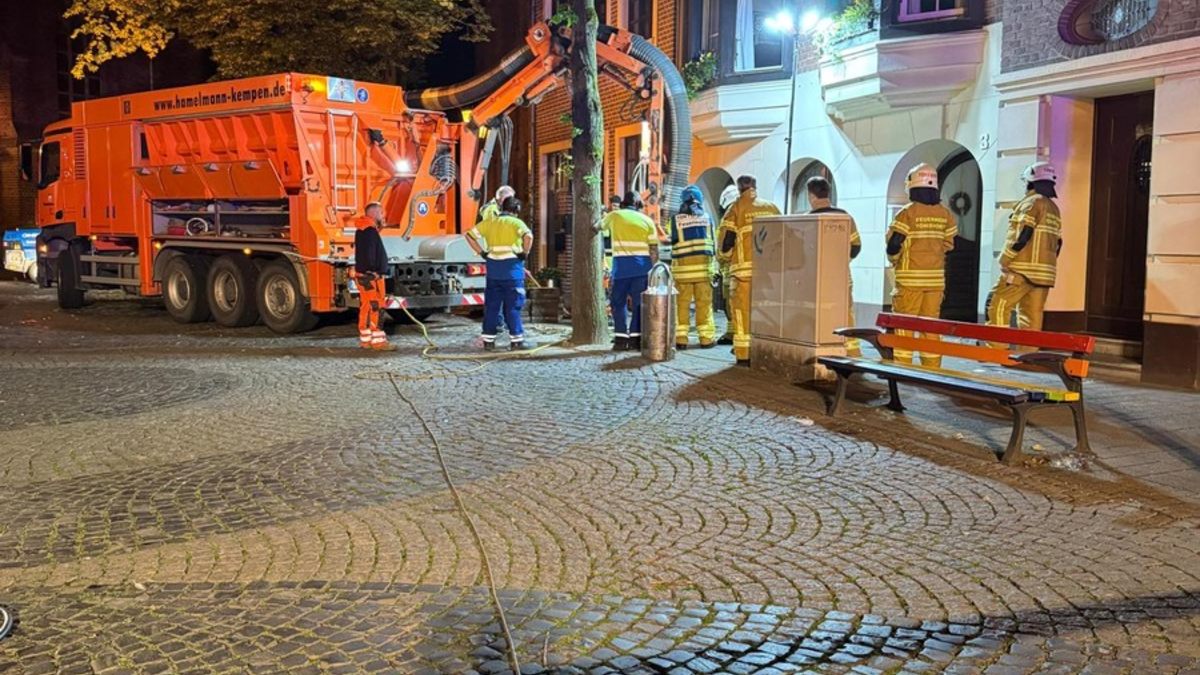 FW Tönisvorst: Zwei ungewöhnliche Einsätze für die Feuerwehr in der Nacht zu Sonntag: Gasgeruch durch Kurzschluss in St. Tönis und Hilferufe aus einer Wohnung mit Pool in Vorst - Foto: presseportal.de