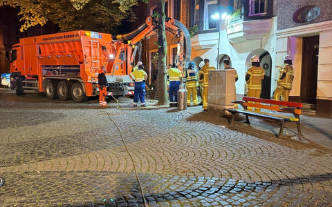 FW Tönisvorst: Zwei ungewöhnliche Einsätze für die Feuerwehr in der Nacht zu Sonntag: Gasgeruch durch Kurzschluss in St. Tönis und Hilferufe aus einer Wohnung mit Pool in Vorst - Foto: presseportal.de