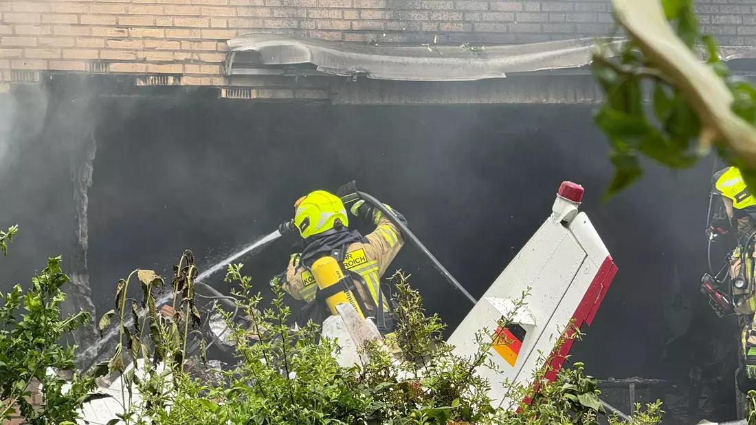 Nach dem Absturz hatte die Feuerwehr das Feuer schnell unter Kontrolle  - Bild: Sascha Rixkens/Einsatzreport Niederrhein/dpa