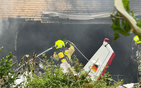 Nach dem Absturz hatte die Feuerwehr das Feuer schnell unter Kontrolle  - Foto: Sascha Rixkens/Einsatzreport Niederrhein/dpa