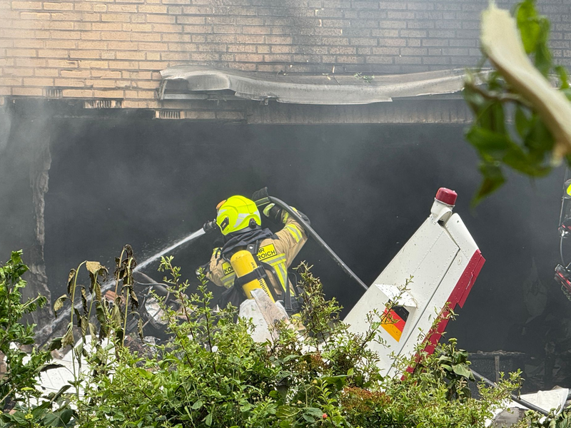 Nach dem Absturz hatte die Feuerwehr das Feuer schnell unter Kontrolle  - Foto: Sascha Rixkens/Einsatzreport Niederrhein/dpa