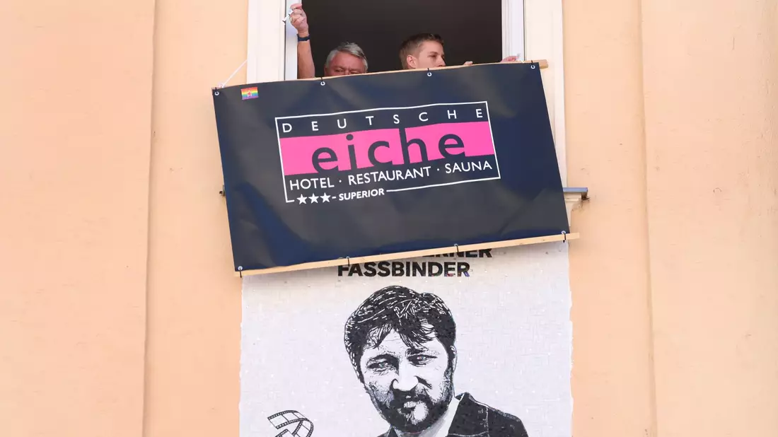 Die Chefs der Eiche und Bürgermeister Krause enthüllten die Gedenktafel. - Bild: Karl-Josef Hildenbrand/dpa