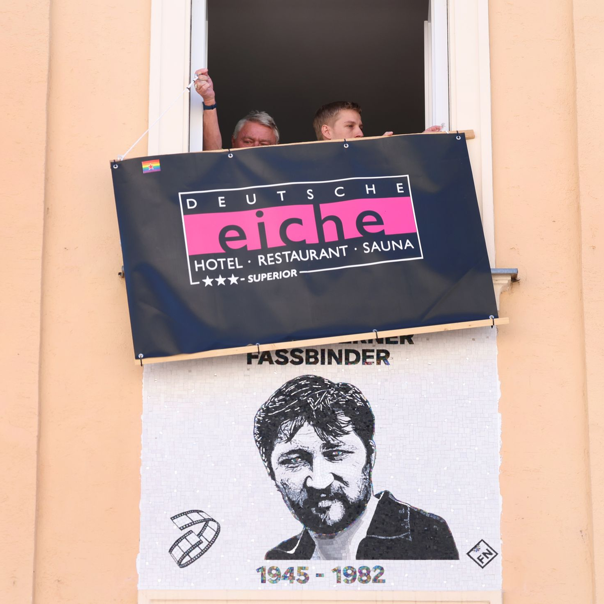 Die Chefs der Eiche und Bürgermeister Krause enthüllten die Gedenktafel. - Foto: Karl-Josef Hildenbrand/dpa