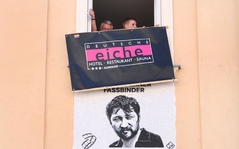 Die Chefs der Eiche und Bürgermeister Krause enthüllten die Gedenktafel. - Foto: Karl-Josef Hildenbrand/dpa Die Chefs der Eiche und Bürgermeister Krause enthüllten die Gedenktafel. - Foto: Karl-Josef Hildenbrand/dpa
