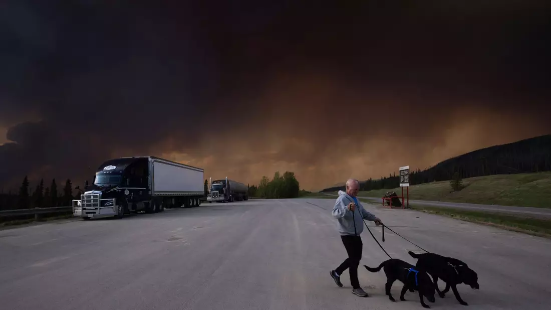 Der Rauch eines Waldbrandes hängt in der Luft über dem Highway 97 (British Columbia). - Bild: Nasuna Stuart-Ulin/The Canadian Press via AP/dpa