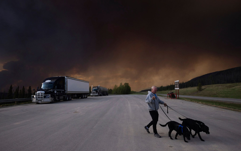 Der Rauch eines Waldbrandes hängt in der Luft über dem Highway 97 (British Columbia). - Foto: Nasuna Stuart-Ulin/The Canadian Press via AP/dpa