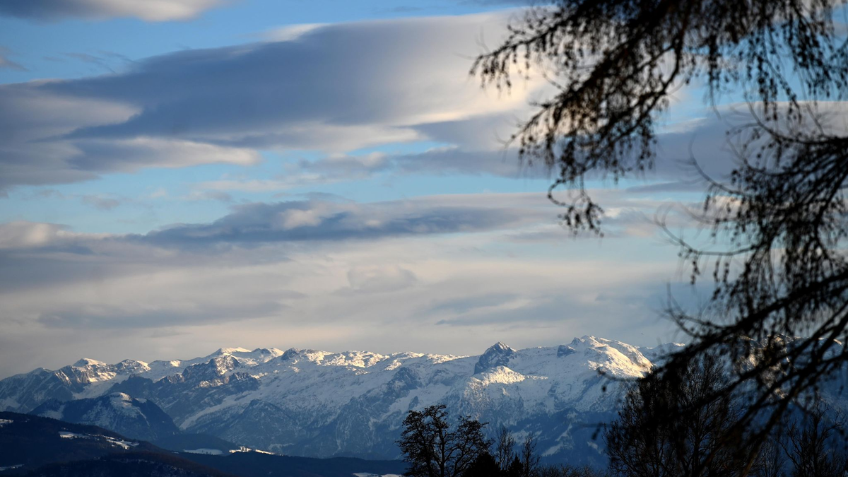 Blick aufs Tennengebirge im österreichischen Bundesland Salzburg: Eine Familie mit drei Kindern aus Baden-Württemberg steckte im Tennengebirge in einem Altschneefeld fest. - Foto: Barbara Gindl/APA/dpa