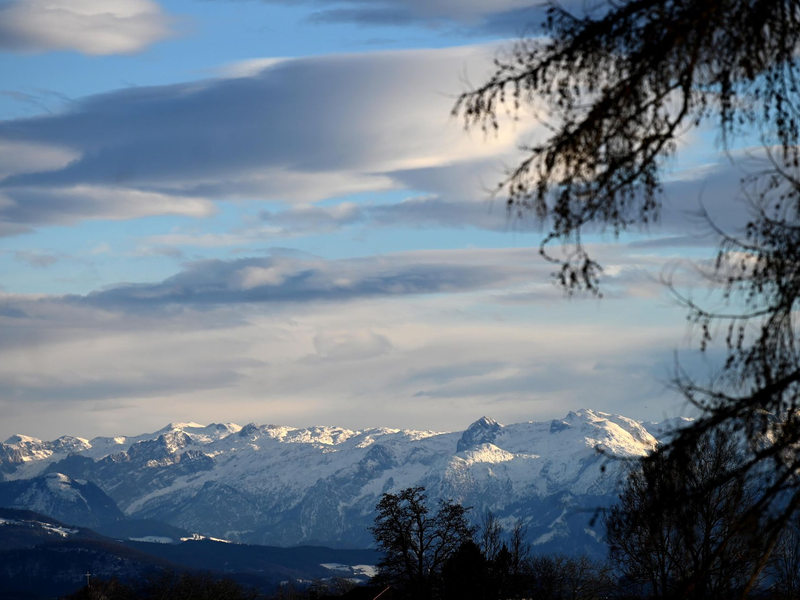 Blick aufs Tennengebirge im österreichischen Bundesland Salzburg: Eine Familie mit drei Kindern aus Baden-Württemberg steckte im Tennengebirge in einem Altschneefeld fest. - Foto: Barbara Gindl/APA/dpa