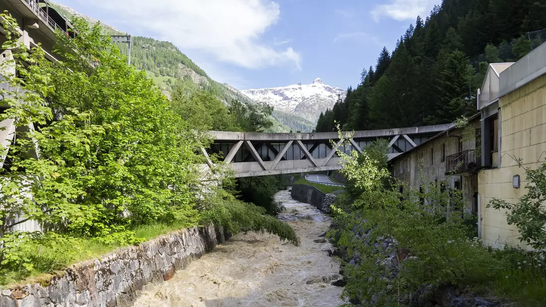 Das Wasser der Lonza rauscht wieder im unteren Tal.  - Bild: Julien Grindat/KEYSTONE/dpa