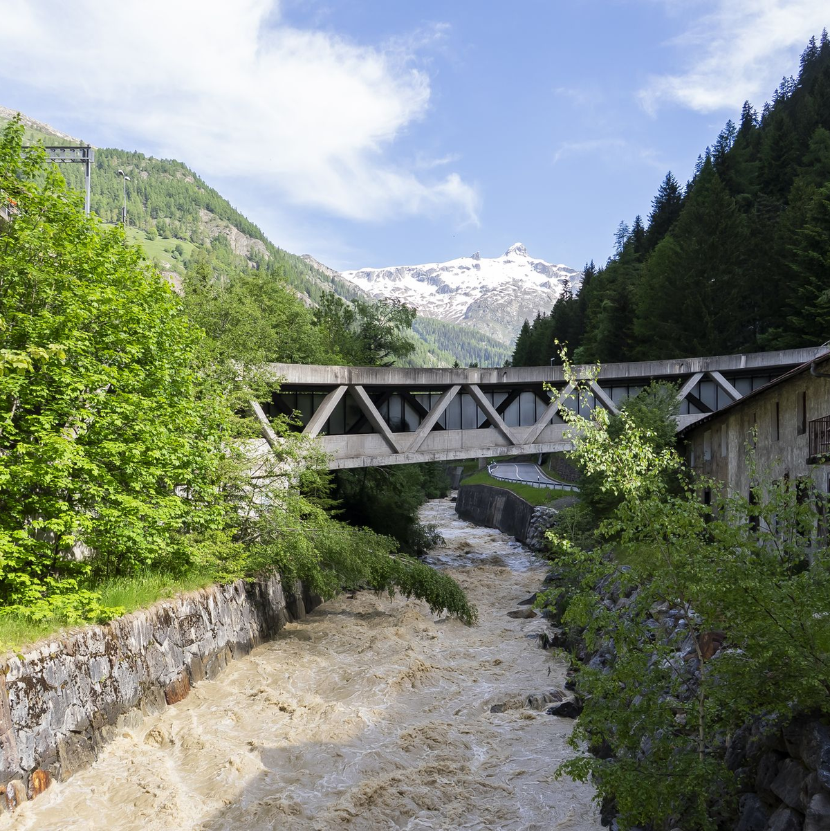 Das Wasser der Lonza rauscht wieder im unteren Tal.  - Foto: Julien Grindat/KEYSTONE/dpa