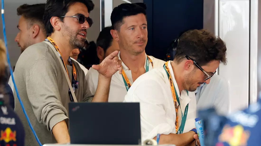 Barcelonas Stürmerstar Lewandowski ist Formel-1-Fan.  - Bild: Juan Medina/Pool Reuters/AP/dpa