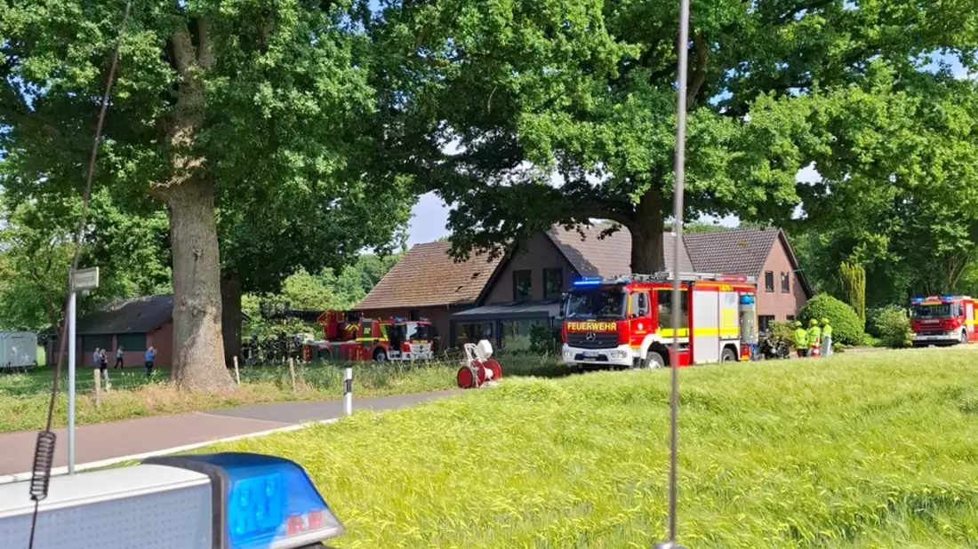 FW Bocholt: Feuerwehr verhindert Brandausbreitung auf Wohnhaus - keine Verletzten - Bild: presseportal.de