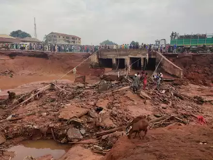Zerstörungen nach einem Unwetter in der nigerianischen Stadt Mokwa - Foto: Chenemi Bamaiyi/AP/dpa