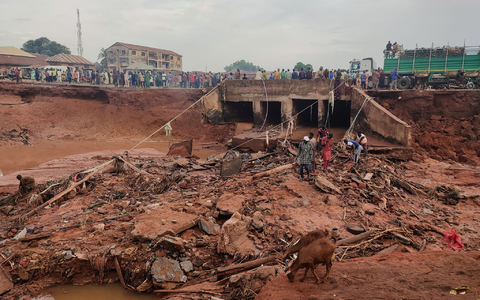 Menschen suchen in Mokwa noch Opfern der durch stundenlangen Regen ausgelösten Flut. - Foto: Chenemi Bamaiyi/AP/dpa