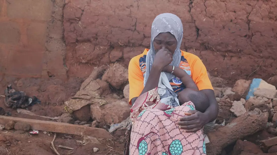 Eine Frau in der nigerianischen Stadt Mokwa, in der ein Unwetter schwere Zerstörungen angerichtet hat. - Bild: Usman Salihu Mokwa/AP/dpa
