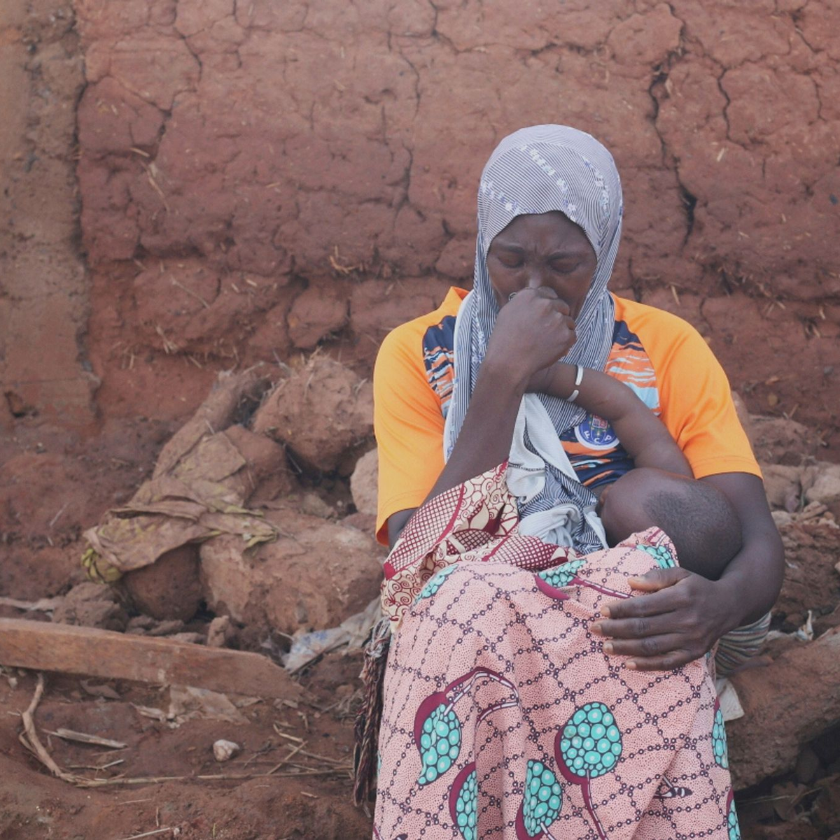 Eine Frau in der nigerianischen Stadt Mokwa, in der ein Unwetter schwere Zerstörungen angerichtet hat. - Foto: Usman Salihu Mokwa/AP/dpa