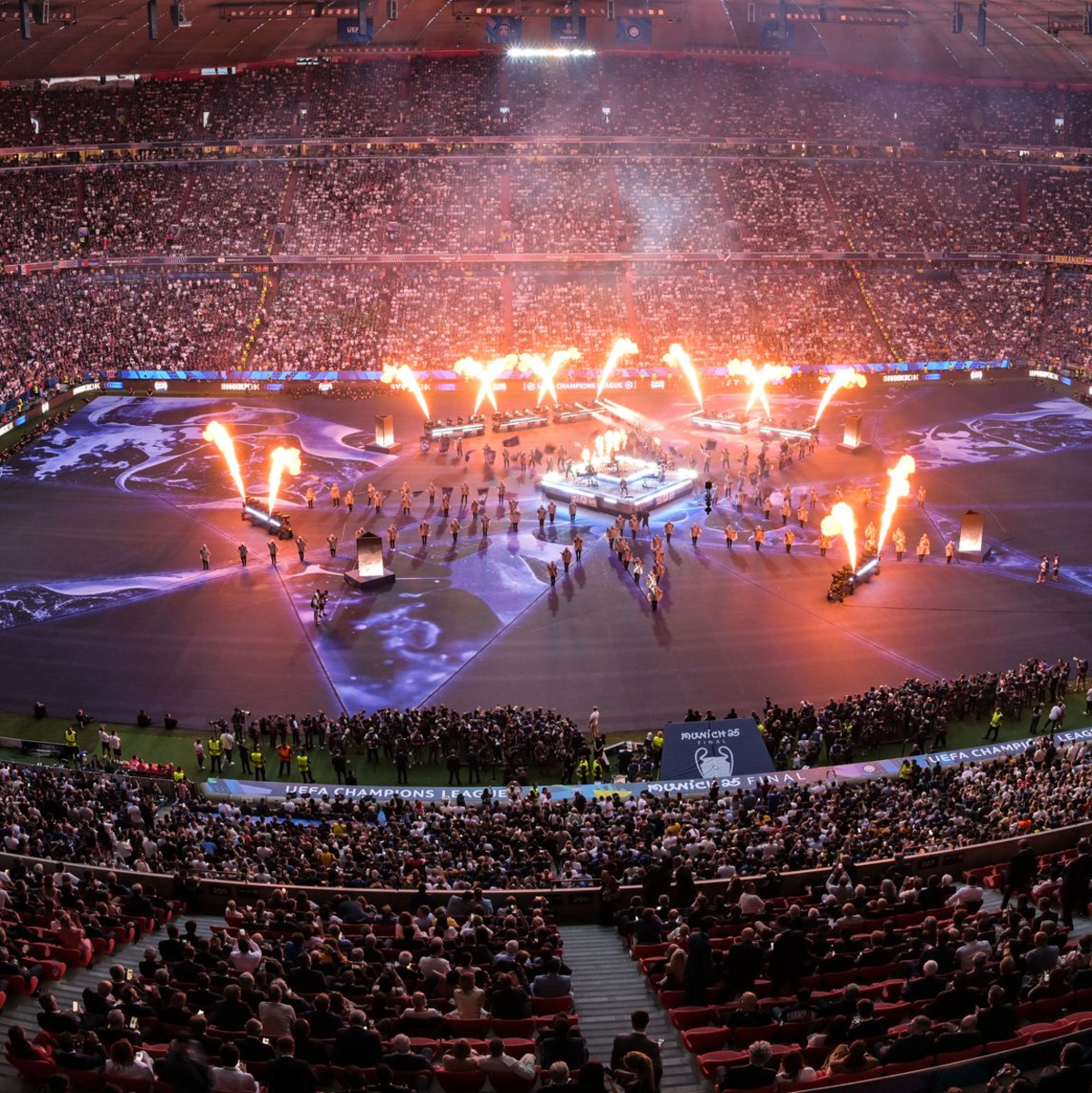 Linkin Park tritt vor dem Anpfiff auf. - Foto: Peter Kneffel/dpa