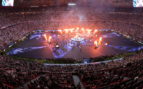 Linkin Park tritt vor dem Anpfiff auf. - Foto: Peter Kneffel/dpa