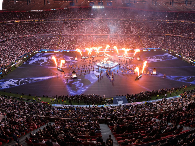 Linkin Park tritt vor dem Anpfiff auf. - Foto: Peter Kneffel/dpa