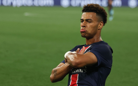 Luis Enrique feiert mit seinem Team den Sieg in der Champions League - Foto: Christian Charisius/dpa